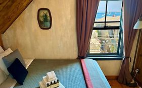 Crew'S Quarters Boarding House - Caters To Men